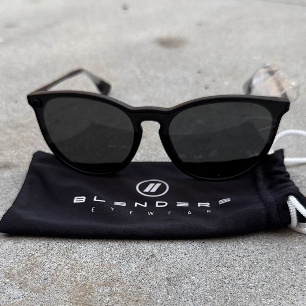 BLENDERS - LEGEND BOUND Sunglasses